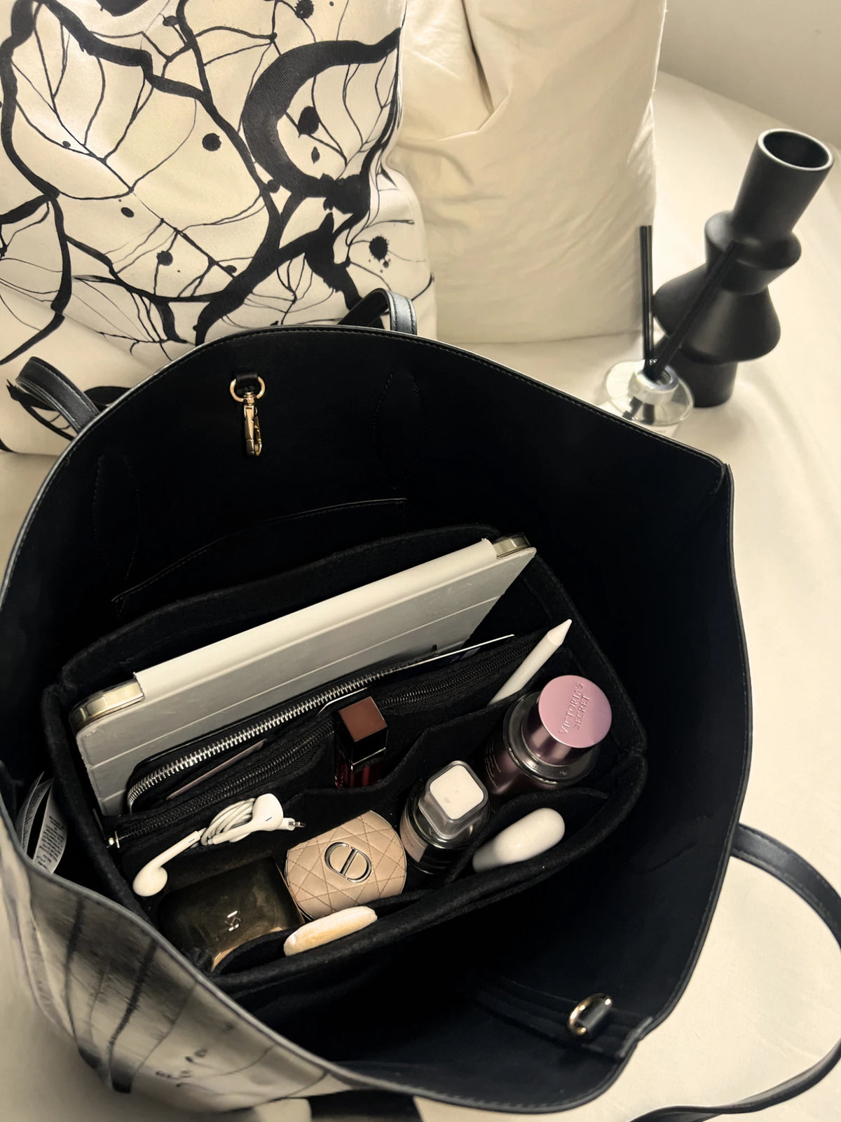 Organisateur de sac BLINKO rangé dans un sac cabas noir